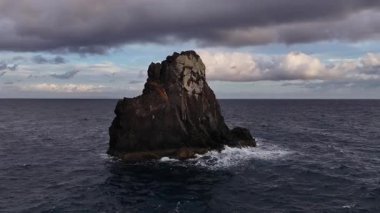 Sinematik hava perspektifi markalaşma veya koruma amacıyla fırtınalı gökyüzüne karşı engebeli deniz yığınları sergiliyor