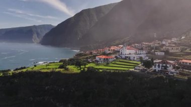 Parlak kıyı manzarası, sakin bir çevresi olan güneşli sahil manzarası, sakin körfez manzarası olan parlak sahil platformları.