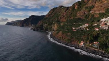Engebeli kıyı şeritlerinin canlı tasviri ve fırtınalı hava, muhteşem uçurumlar ve dramatik bir şekilde yakalanan huzursuz okyanus.
