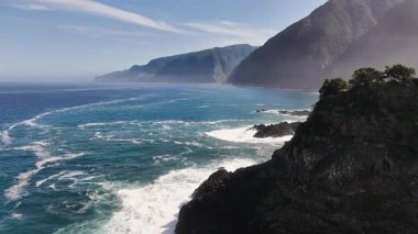 İnsansız hava aracı canlı kayalık kıyı şeridi görüntülerini engebeli kıyıları ve canlı suları gösteren muhteşem insansız hava aracı görüntülerini yakalıyor.