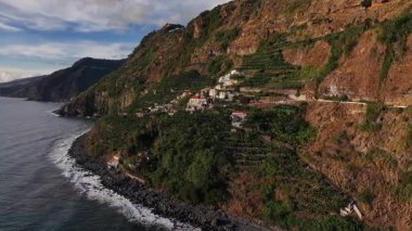 Huzurlu aktiviteleri olan sahil uçurumları, sakin eğlence faaliyetleri ve manzaralar sergileyen sakin deniz kenarı yerleşim yerleri