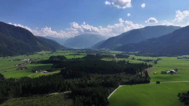 Hava manzaralı verimli vadi yamalı tarlaları ve çiftlikleri, dolambaçlı yolları, orman cepleri ve uzak dağ kenarları