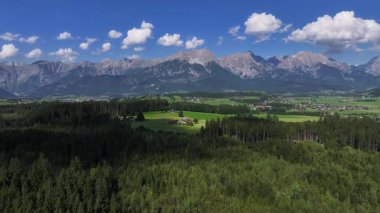 Hava orman kenarları yamalı tarım arazilerine ve uzak engebeli tepelere, zengin tepe örtüsüne, güneşli alanlara ve geniş alanlara açılıyor.