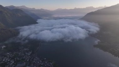 Göl üzerinde dairesel bulut çemberi izole edilmiş sisli çörekler yaratıyor. Hava araştırmaları sıradışı meteorolojik oluşumları gösteriyor.