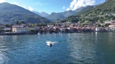 Canlı göl kenti sürat teknesi ile mavi suyu geçerek, dağları aşarak uzak ufuk çizgisi kaptanı canlı limanda geziniyor.