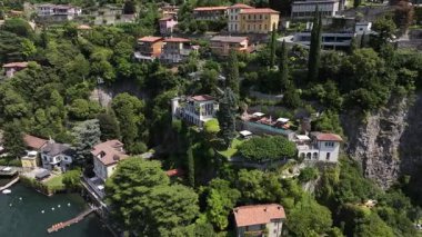 Zümrüt göl manzaralı zümrüt gölü manzaralı, özel rıhtım, selvi ağaçları, teraslı bahçe ve güneşli Akdeniz manzaralı bir villa.