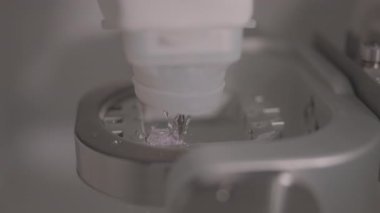 Kapalı enjektör mikro jet metal kaplamalara diş oyma, küçük damlacıklar ve görünür değirmen çipleri, laboratuvar teknisyeninin kalibrasyon