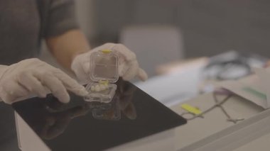 Yetenekli operatörler, yüksek kaliteli laboratuvar prosedürlerini sağlamak için siyah yüzey üzerindeki kaplama bileşenlerini dikkatlice organize ederler.