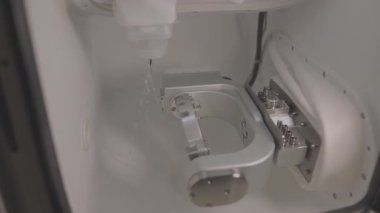 Değirmen ünitesinin üst görüş sabitleme dizilimi, tepside boş, teknisyen hassas ayarlama ve görsel ayarlama yapıyor.