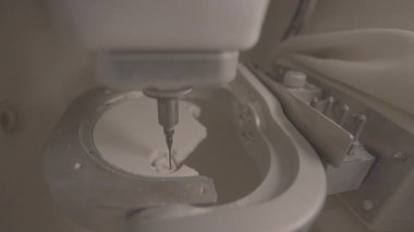 Makro matkap oyma diski fabrika biriminde, ama kontrol edilen oyma deseni, laboratuar teknisyeni derinliği inceliyor.