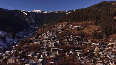 Sunlit Tepe Köyü, Karlı Tepeler, Dağılmış Kadehler ve Açık Mavi Gökyüzü, Hava Görünümü Çatıları