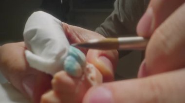 Kapalı seramikçi tabloları ince fırça ile kaplama, katman renk ve leke eşleşmesi doğal diş, titiz harmanlama