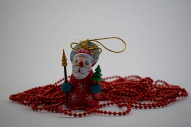 Bir elinde ağaç, diğer elinde asa olan tahta Noel Baba. Yılbaşı arkaplanındaki Noel ağacı oyuncağı. Şenlik havası.