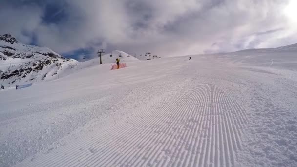 Skieur sur pistes de ski — Video