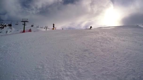 Skifahrer auf Skipisten — Stockvideo