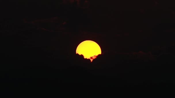Велике сонце на заході сонця і хмари — стокове відео