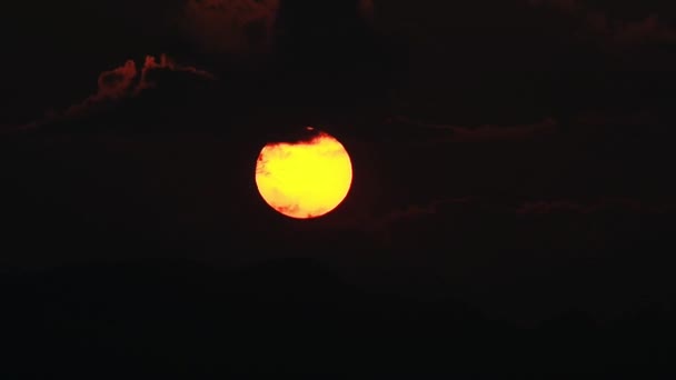 Велике сонце на заході сонця і хмари — стокове відео