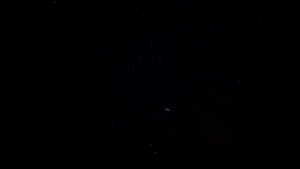 Gece gökyüzünde yıldızlar ve ışık yollar ile — Stok video