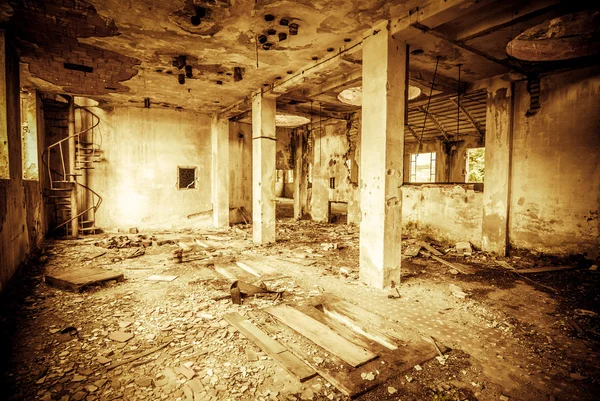 Abandoned industrial building — Stock Photo, Image