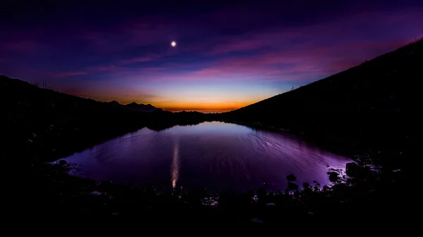Bela paisagem montanhosa com lua e pequeno lago — Fotografia de Stock