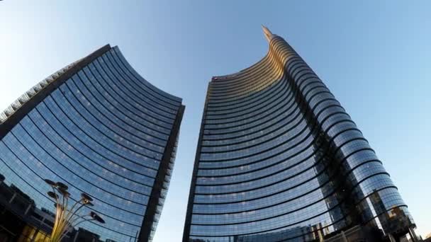 Milán, Itálie, 04 květen 2016: Nový okres z Porta Nuova Garibaldi - The Unicredit věž je druhá nejvyšší budova v Itálii. — Stock video