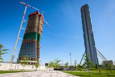 Milan, İtalya - 04 Mayıs 2016: Citylife Milano Allianz kule Arata Isozaki mimarlar tarafından tasarlanmış ve Zaha Hadid tarafından tasarlanmış Generali Kulesi