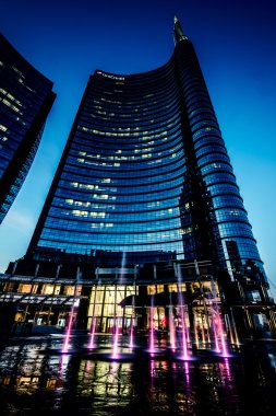 Milan, İtalya - Mayy 04, 2016: Milan Unicredit Bankası gökdelen ve Piazza Gae Aulenti.Night sahne.