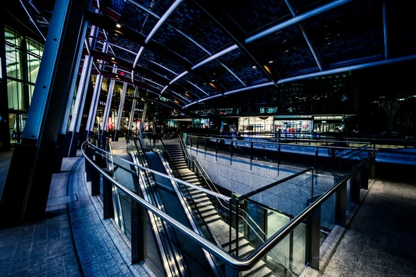 MILANO, ITALIA - 04 MAGGIO 2016: Quartiere Milano Porta Garibaldi Piazza Gae Aulenti.Scena notturna . — Foto Stock