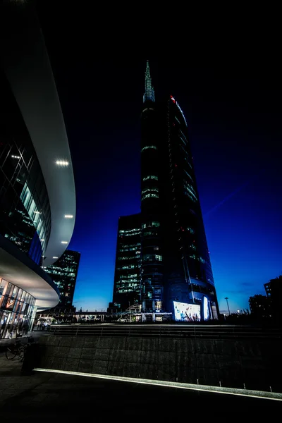 MILAN, ITALY - MAYY 04, 2016: Milan Unicredit Bank skyscraper and Piazza Gae Aulenti.Night scene. — Stock Photo, Image