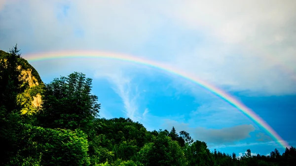 Mountain landscape with full rainbow — Stock Photo, Image