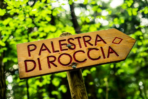 Segnaletica nel bosco - outdoor in italia — Foto Stock