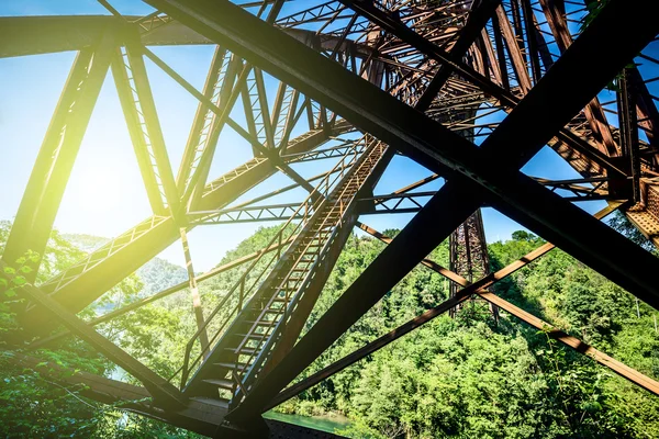 Ponte de ferro velha sobre o rio — Fotografia de Stock