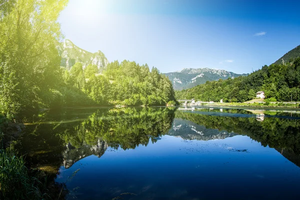 人工の山の湖 — ストック写真