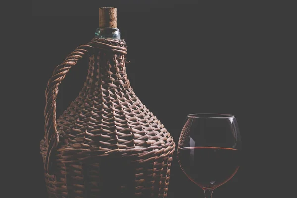 Vin KORGFLASKA och glas vin — Stockfoto