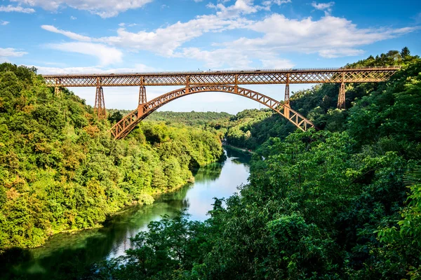 Stary Most żelaza na rzece — Zdjęcie stockowe