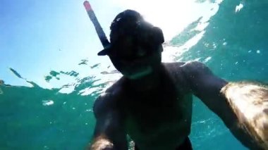 Deniz kenarında şnorkel