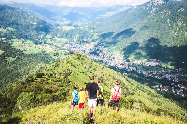 Boys walking on the trail — Stock Photo, Image