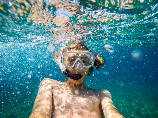 Selfie bajo el agua en la orilla del mar — Foto de Stock