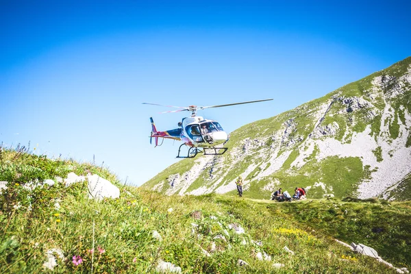 Helicóptero de transporte de montanha — Fotografia de Stock