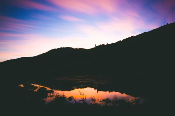 Paisagem montanhosa ao entardecer — Fotografia de Stock