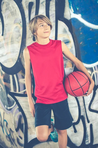 Ragazzo giocatore di basket — Foto Stock