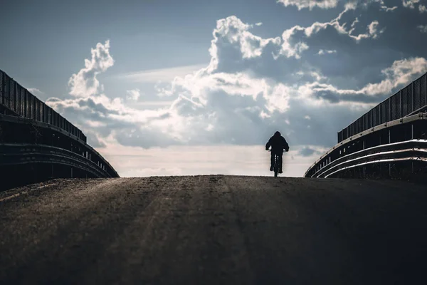 Biker Drodze Zachodzie Słońca Wycieczka Zewnątrz Koncepcji Drogi — Zdjęcie stockowe