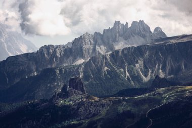 Güzel kasvetli dağ manzarası 5 Torri Averau zirvesi Nuvolau sıradağları seyahat noktaları Cortina D 'Ampezzo Dolomitleri UNESCO İtalya