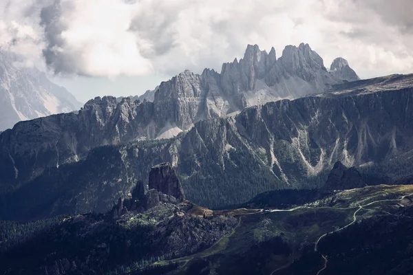 美しいムーディー山の風景ヌヴォラウ山脈の5 Torri Averauピーク旅行先コルティナD Ampezzo Dolomitesユネスコイタリア — ストック写真