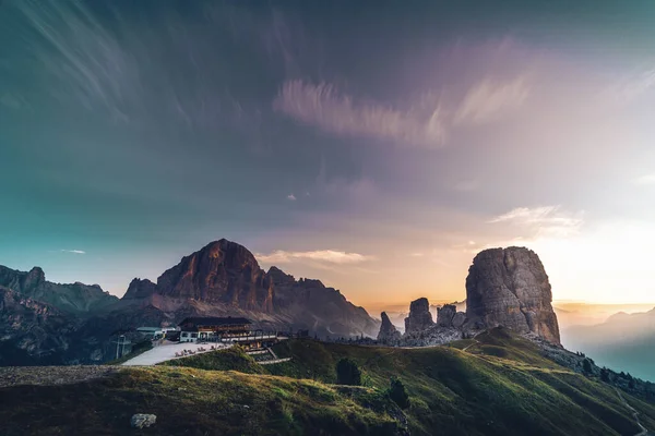 美しいムーディー山の風景5 Torri Nuvolau山脈での日の出旅行先コルティナD Ampezzo Dolomitesユネスコイタリア — ストック写真