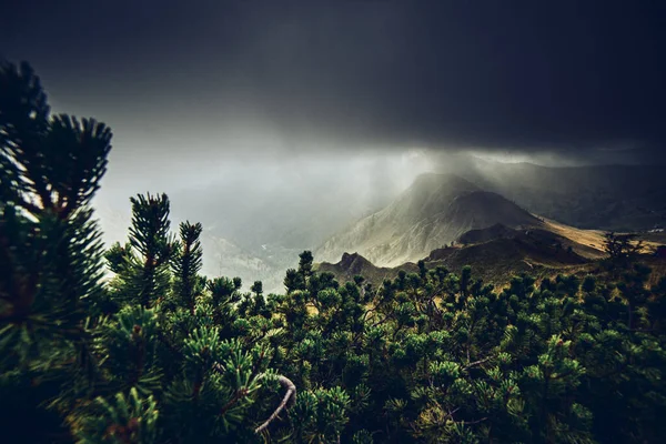 美しいムーディー山の風景ジアウの悪天候は旅行先を通過ドロミテユネスコイタリア — ストック写真