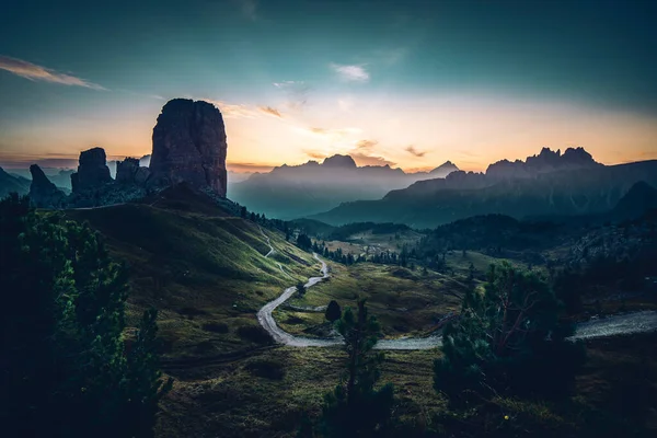 Wunderschöne Stimmungsvolle Berglandschaft Sonnenaufgang Torri Nuvolau Bergkette Reiseziele Cortina Ampezzo Stockbild