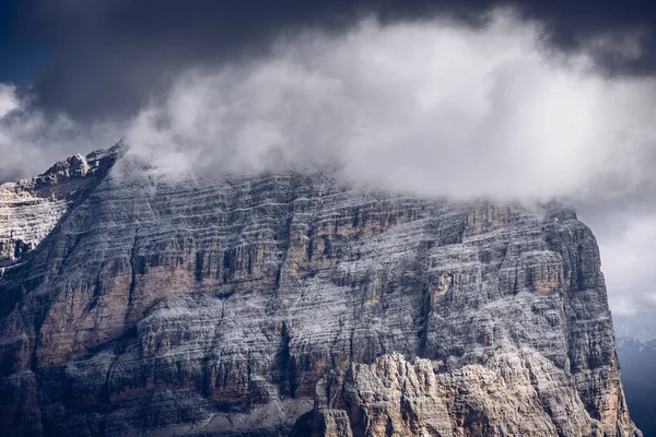 Schöne Stimmungsvolle Berglandschaft Nebel Auf Dem Gipfel Der Tofane Rozes lizenzfreie Stockfotos