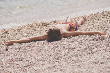 Sahildeki küçük çocuk.