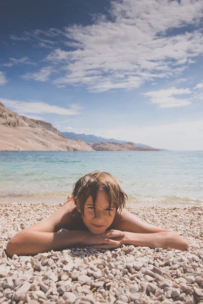 Bambino sulla spiaggia — Foto Stock